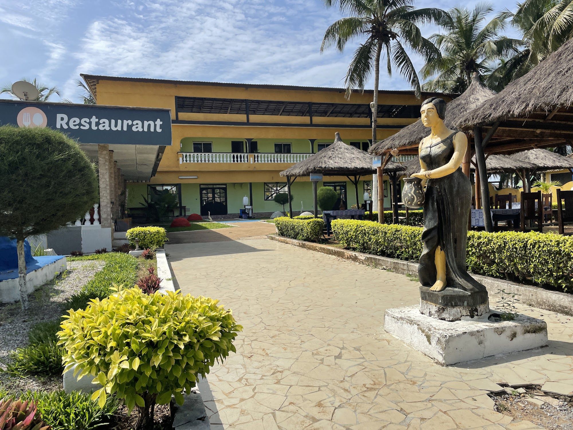 Allée fleurie menant au restaurant
