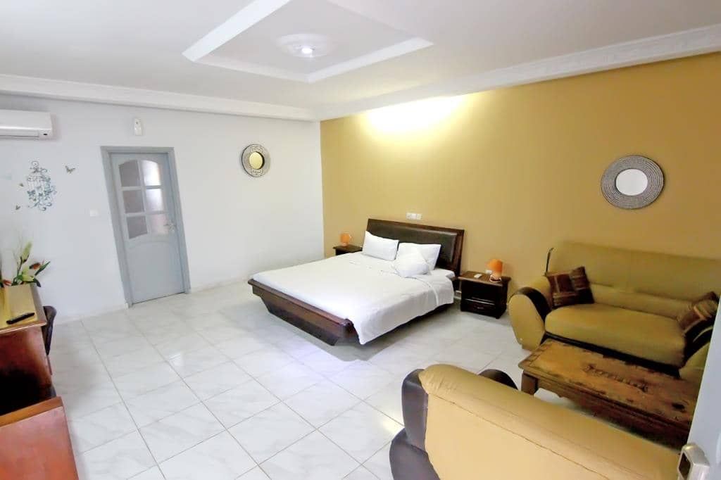 Chambre avec coin salon et fauteuils