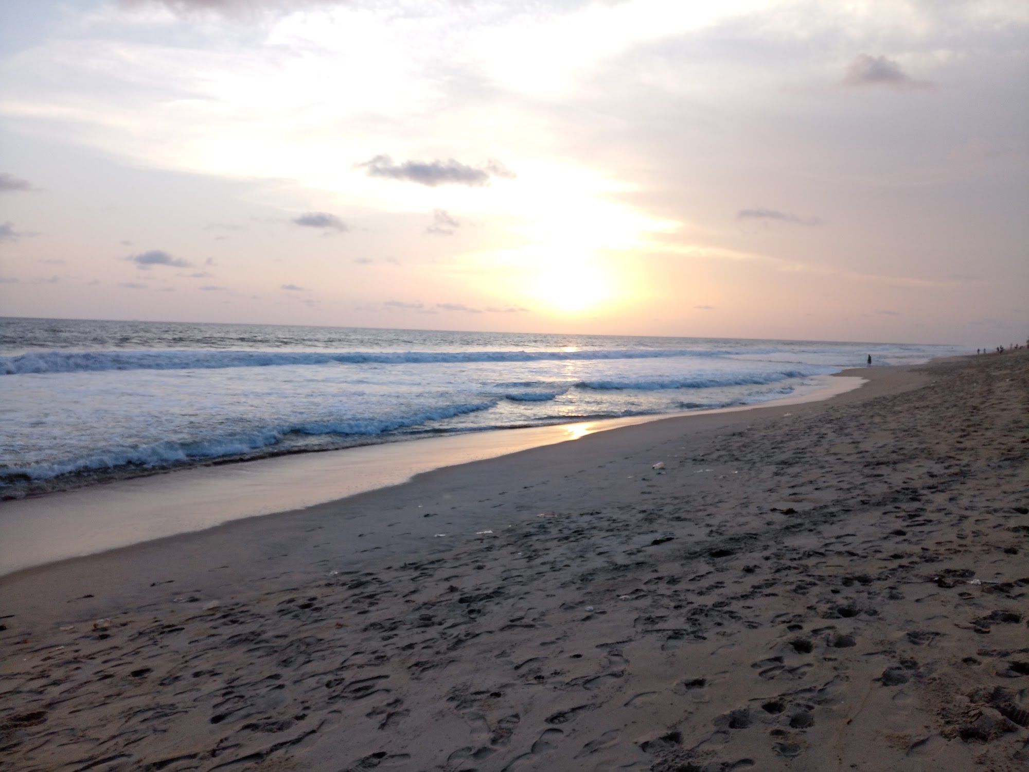 Coucher de soleil sur la plage de Grand-Bassam