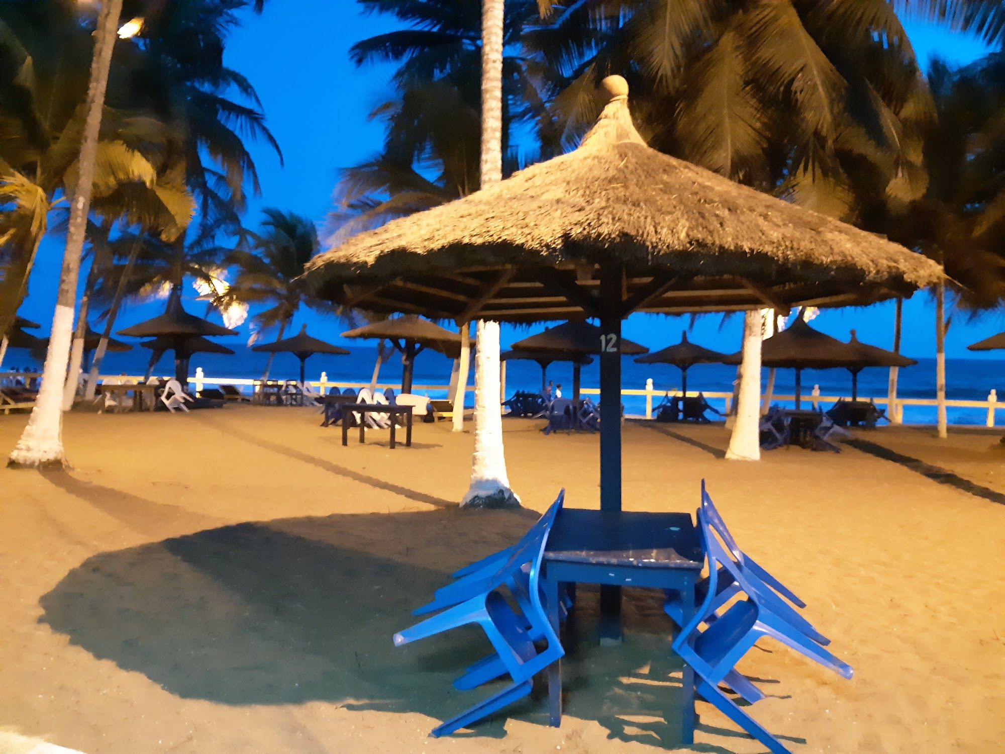 Paillote et tables bleues sur la plage