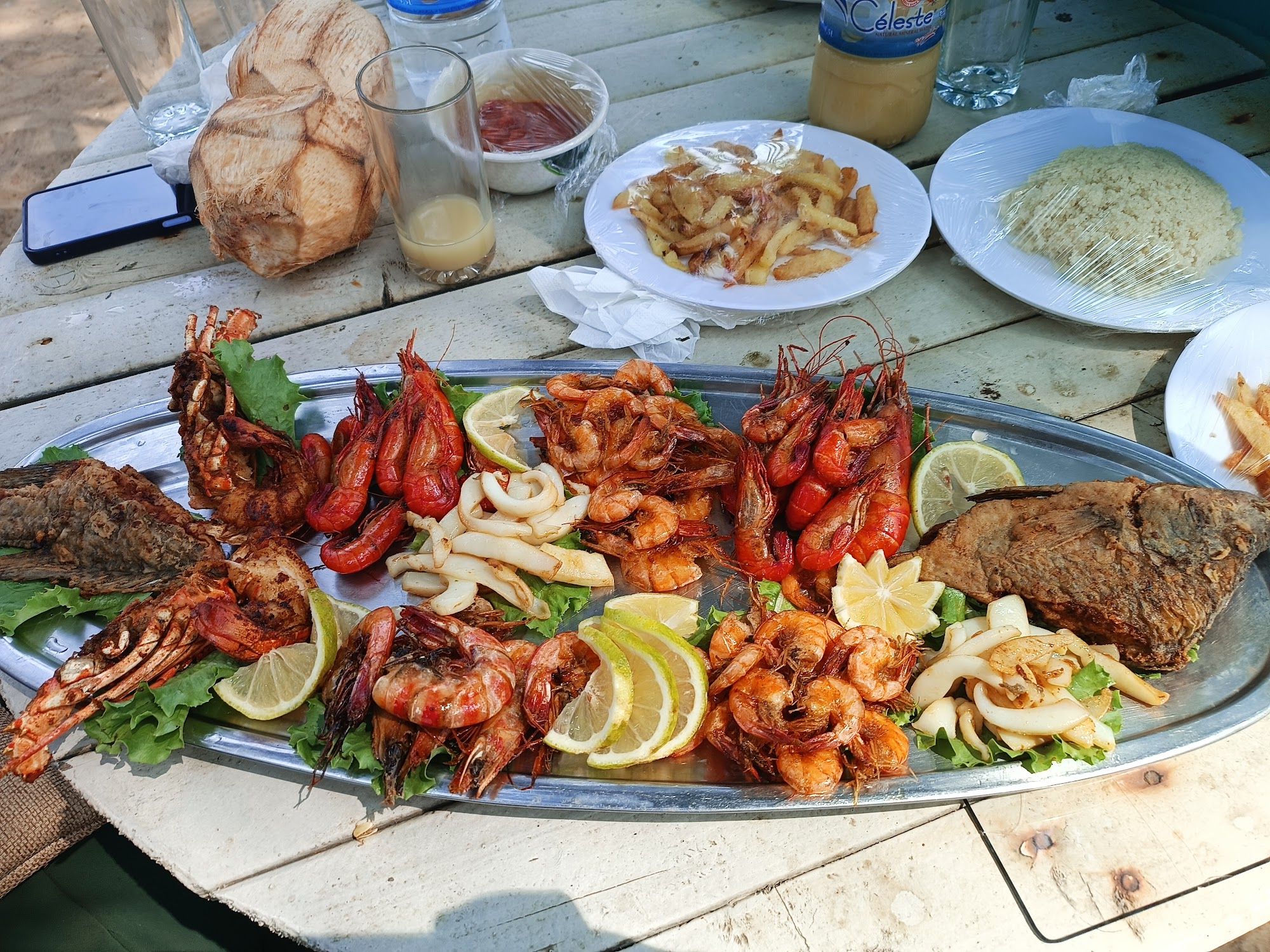 Plateau de langoustes, crevettes et poisson grillés